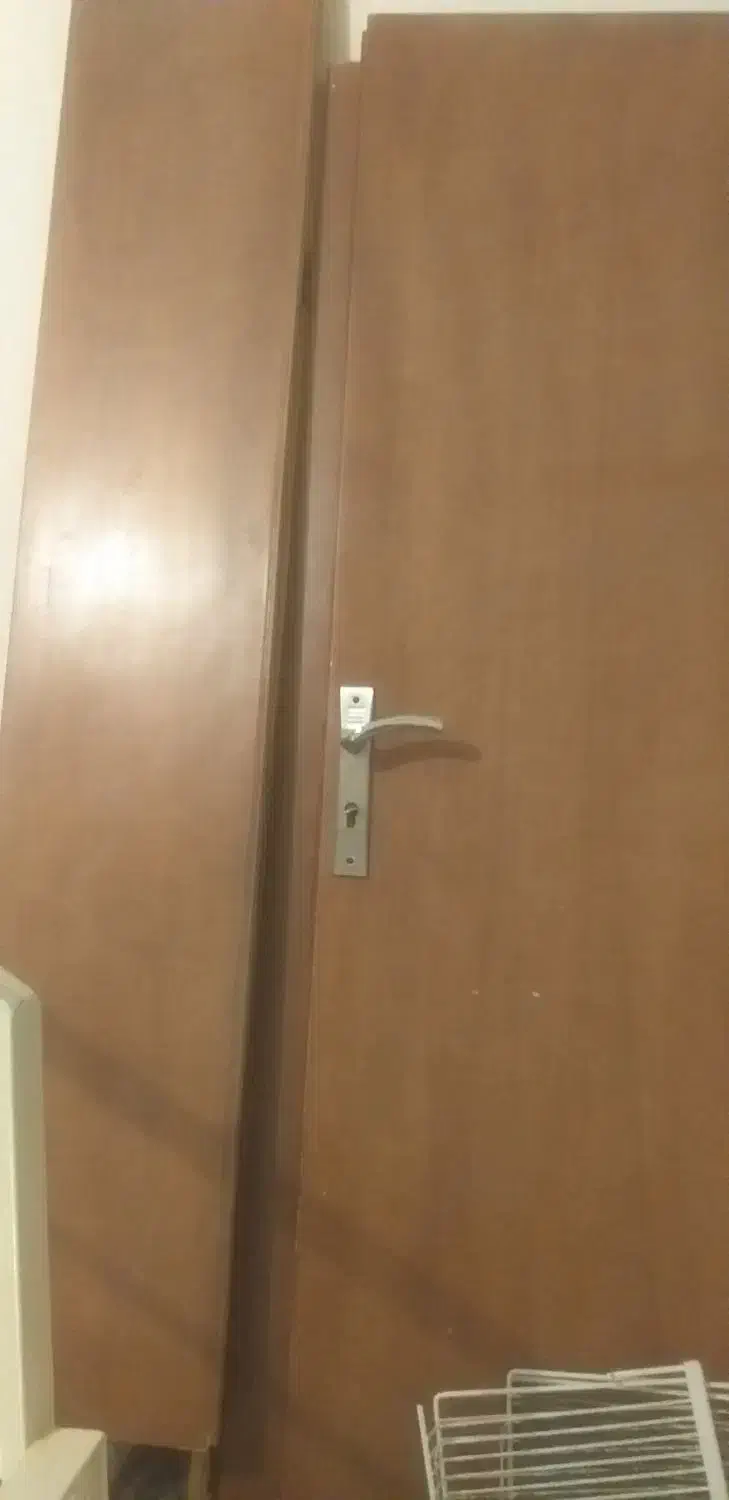 درب کاملا چوب وبسیار تمیز همراه با چارچوب آهنی|مصالح و تجهیزات ساختمان|دامغان, |دیوار