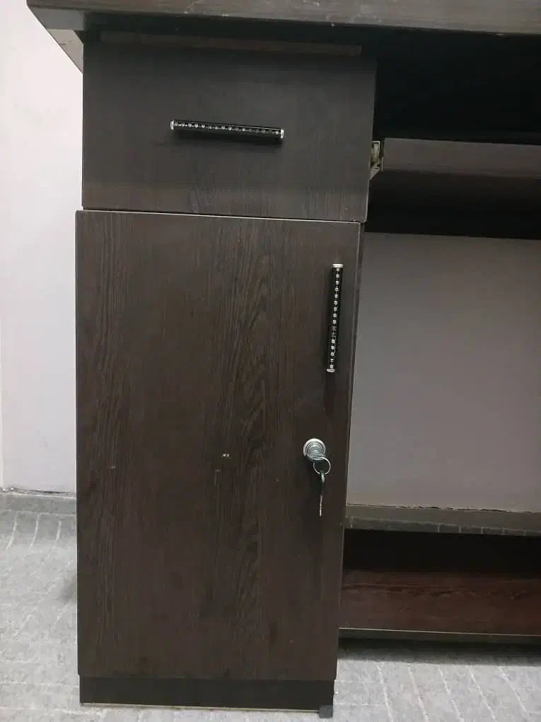 میز تحریر و مکالمه|میز تحریر و کامپیوتر|دوگنبدان, |دیوار