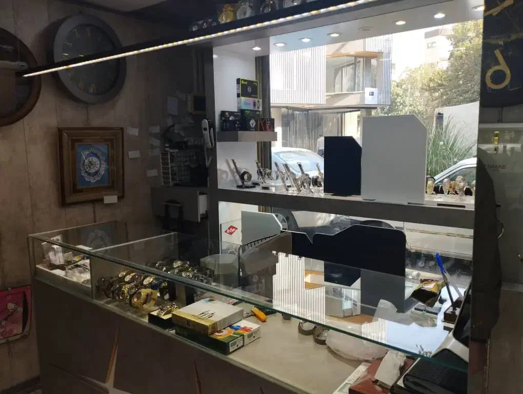 اجاره مغازه دو نبش خیابان شریف واقفی با ویترین|اجارهٔ مغازه و غرفه|اصفهان, ملک|دیوار