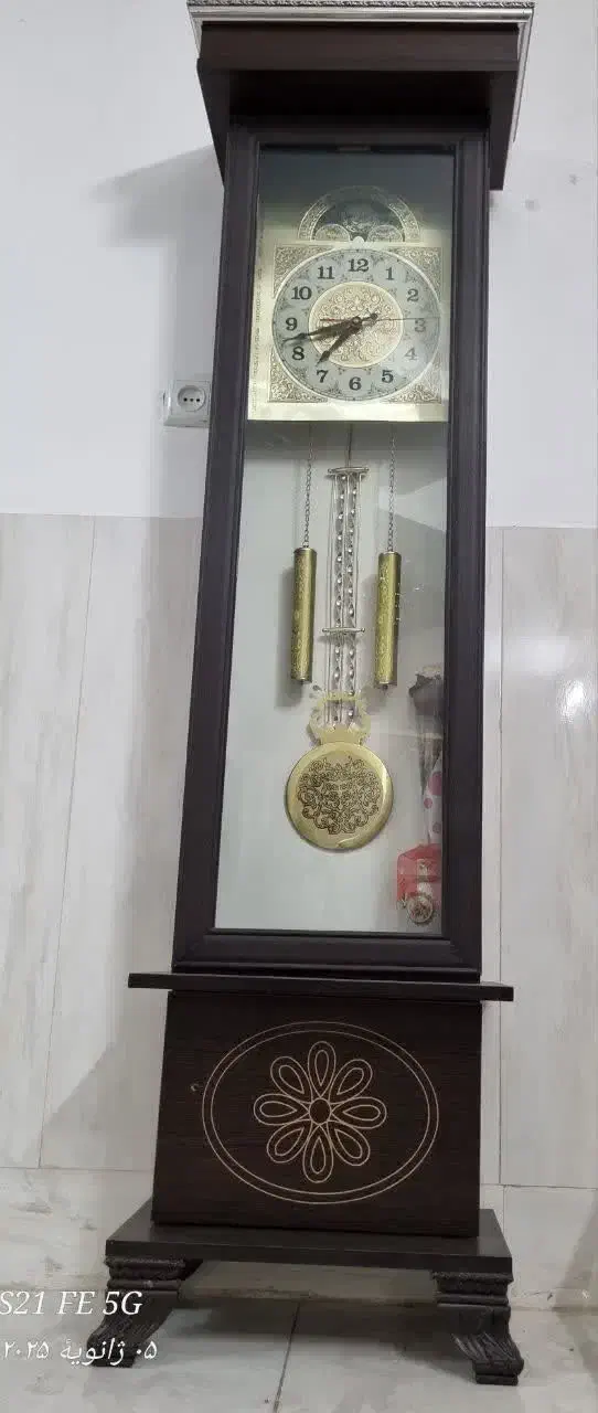 ساعت ایستاده سالم وتمیز چوبی|ساعت دیواری و تزئینی|قم, شاه ابراهیم|دیوار