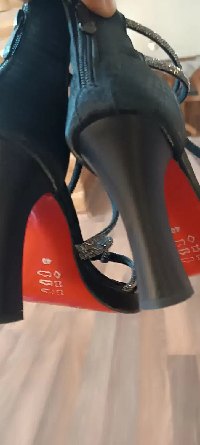 تعدادی کفش برازجان|کیف، کفش، کمربند|برازجان, |دیوار