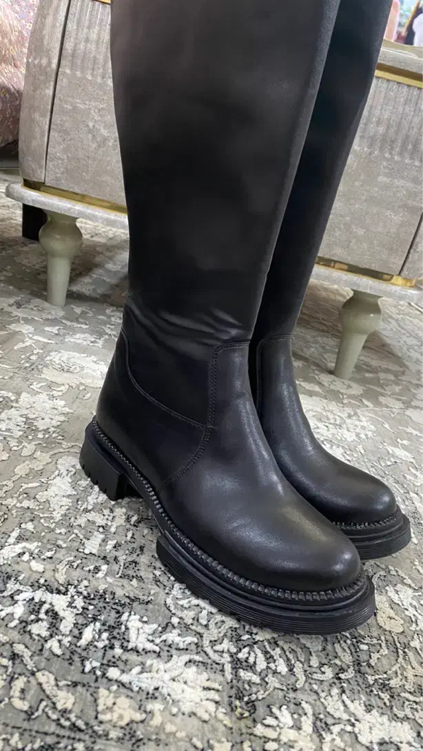 بوت بلند|کیف، کفش، کمربند|نیشابور, جمهوری|دیوار