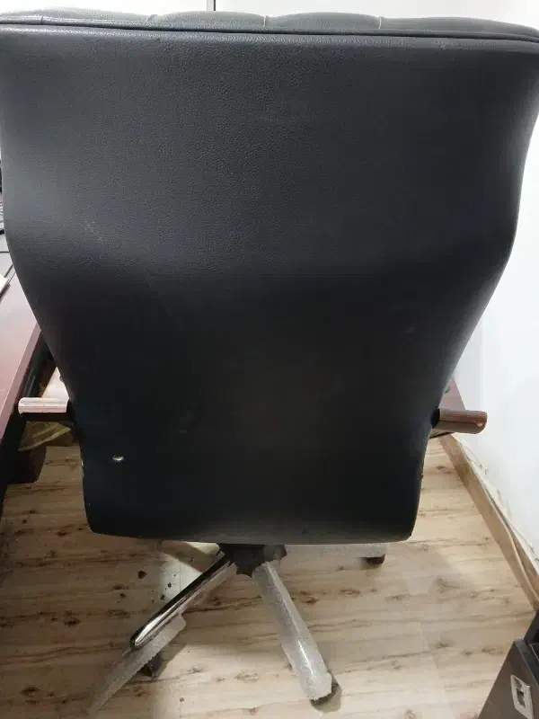 صندلی مدیریتی چرم کاملا سالم|مبلمان اداری|رشت, حومه رشت|دیوار