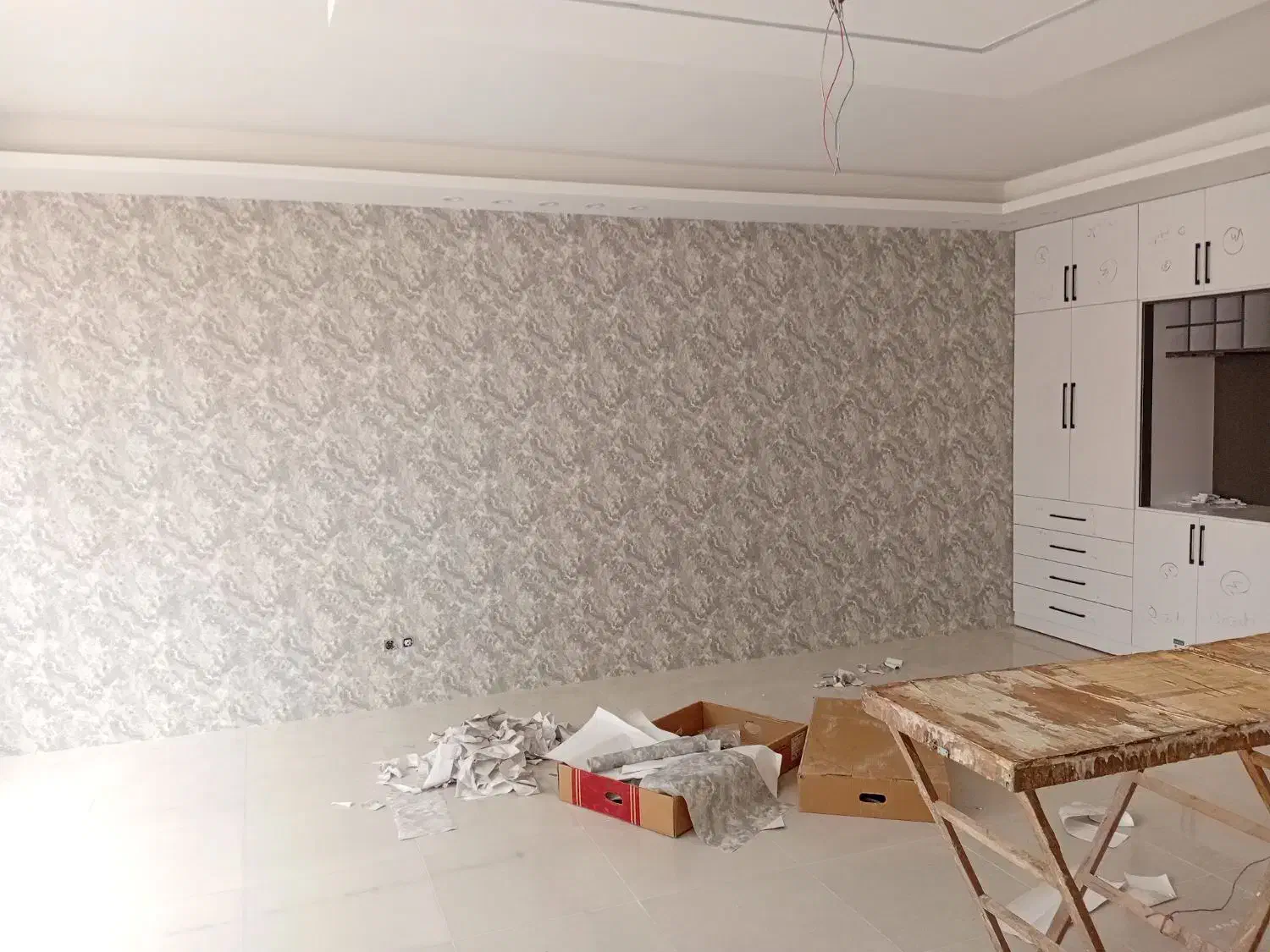 نصاب کاغذ دیواری و پوستر دیواری|خدمات پیشه و مهارت|کرمانشاه, |دیوار