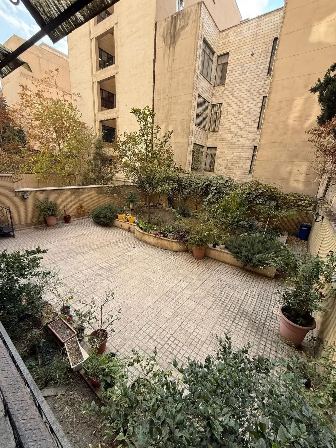 ۱۰۰متر کاج آبادی*۸۰مترحیاط اختصاصی*