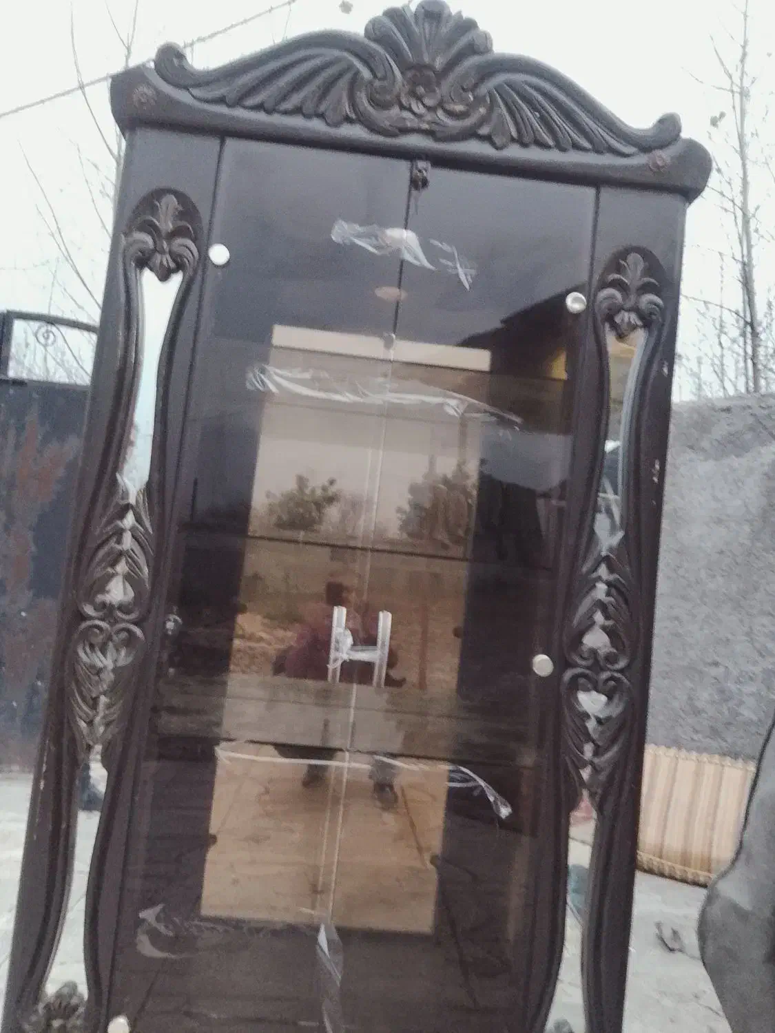 بوفه چهارطبقه آینه دار. چوب گردو.|بوفه، ویترین، کنسول|آستانه اشرفیه, |دیوار