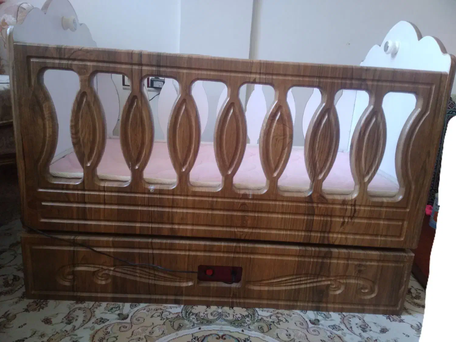 گهواره برقی|تخت و صندلی بچه|بناب, |دیوار