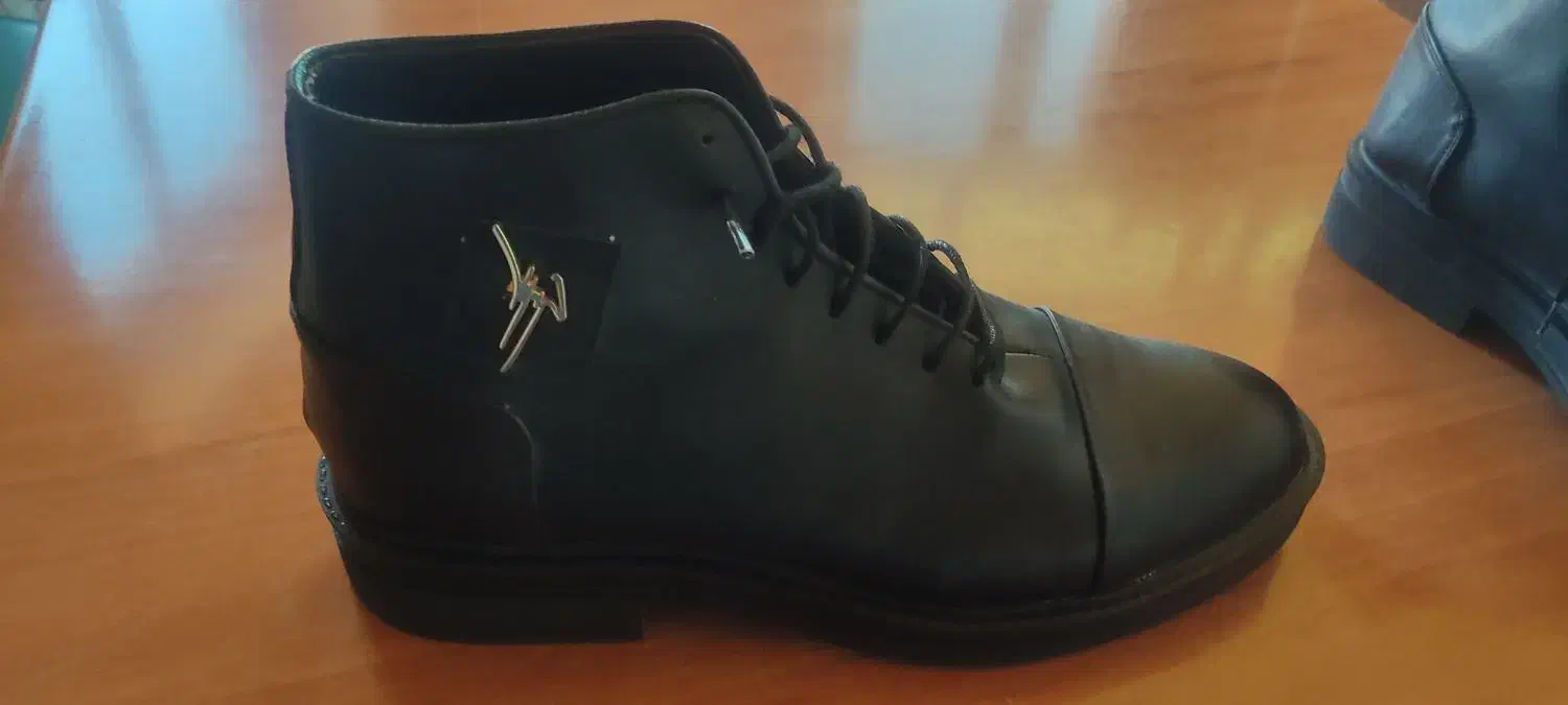 کفش|کیف، کفش، کمربند|سلماس, |دیوار