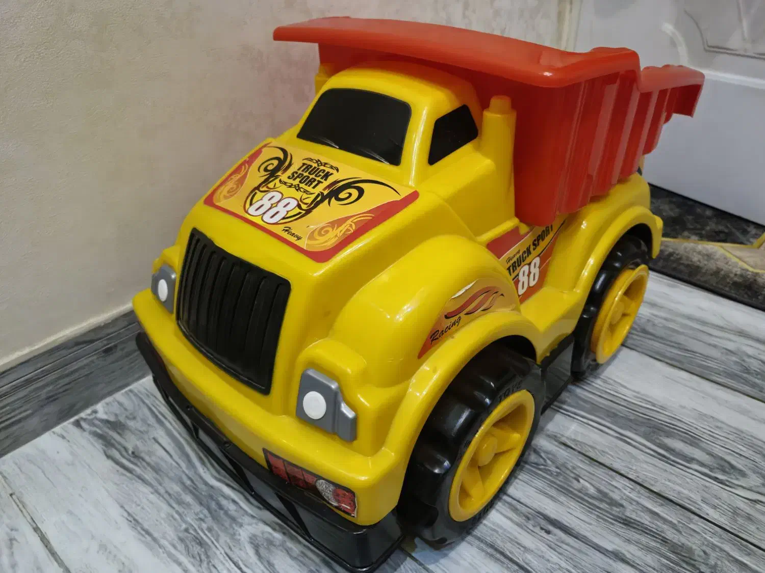 کامیون بزرگ|اسباب‌بازی بچه|رشت, دیلمان|دیوار