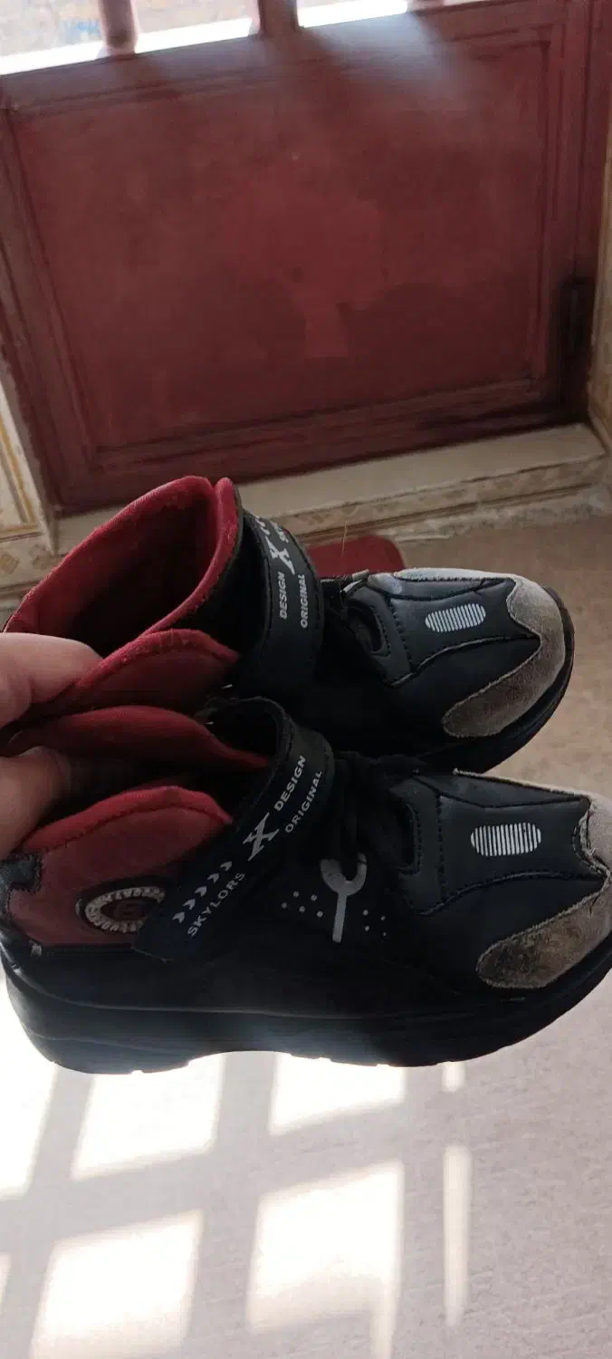 کفش پسرانه|کفش و لباس بچه|صحنه, |دیوار