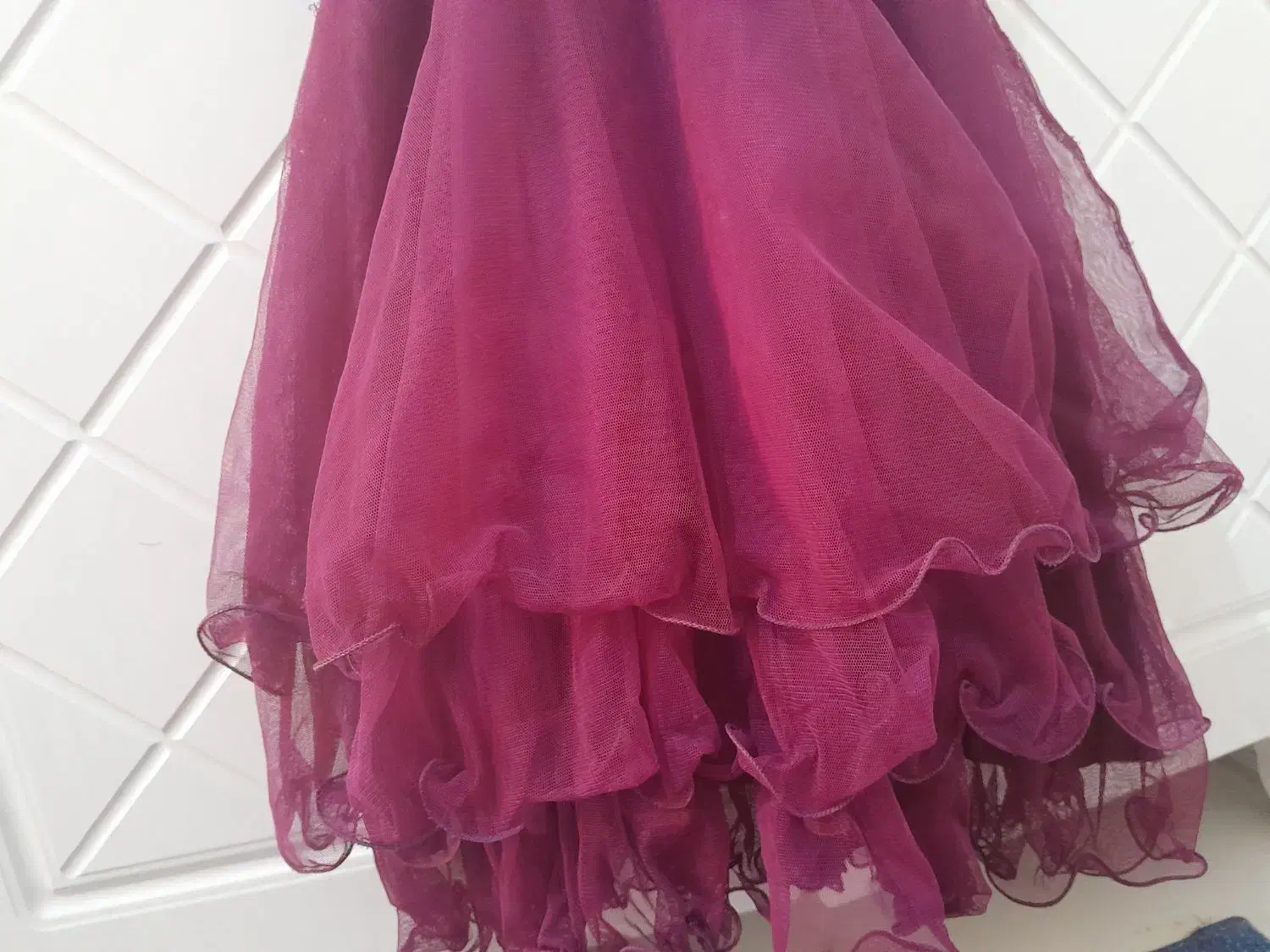 لباس مجلسی دخترانه|لباس|رباط‌کریم, رباط‌کریم|دیوار