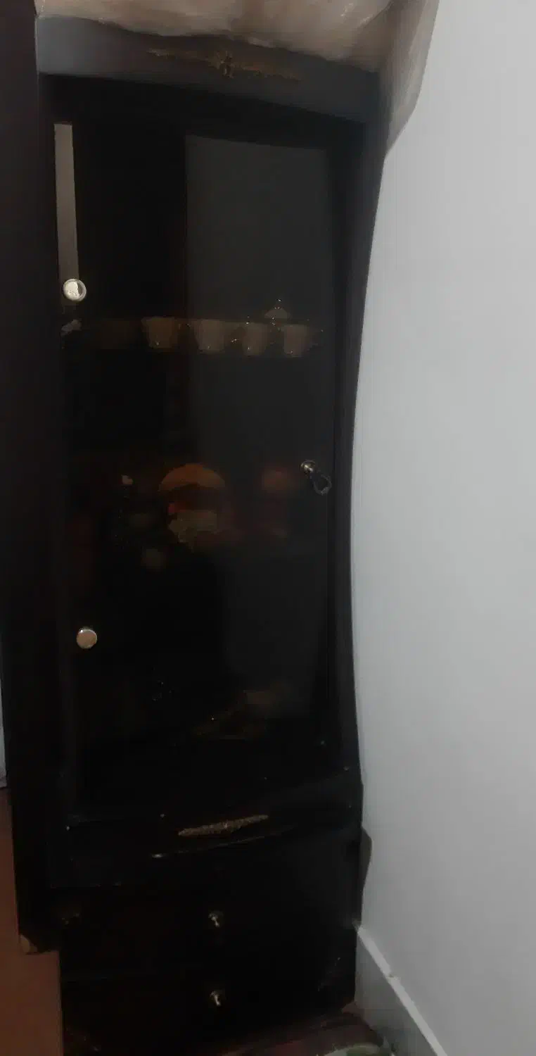 تخت و کمد و میز عسلی و ویترین کوچک|تخت و سرویس خواب|اصفهان, کشاورزی|دیوار