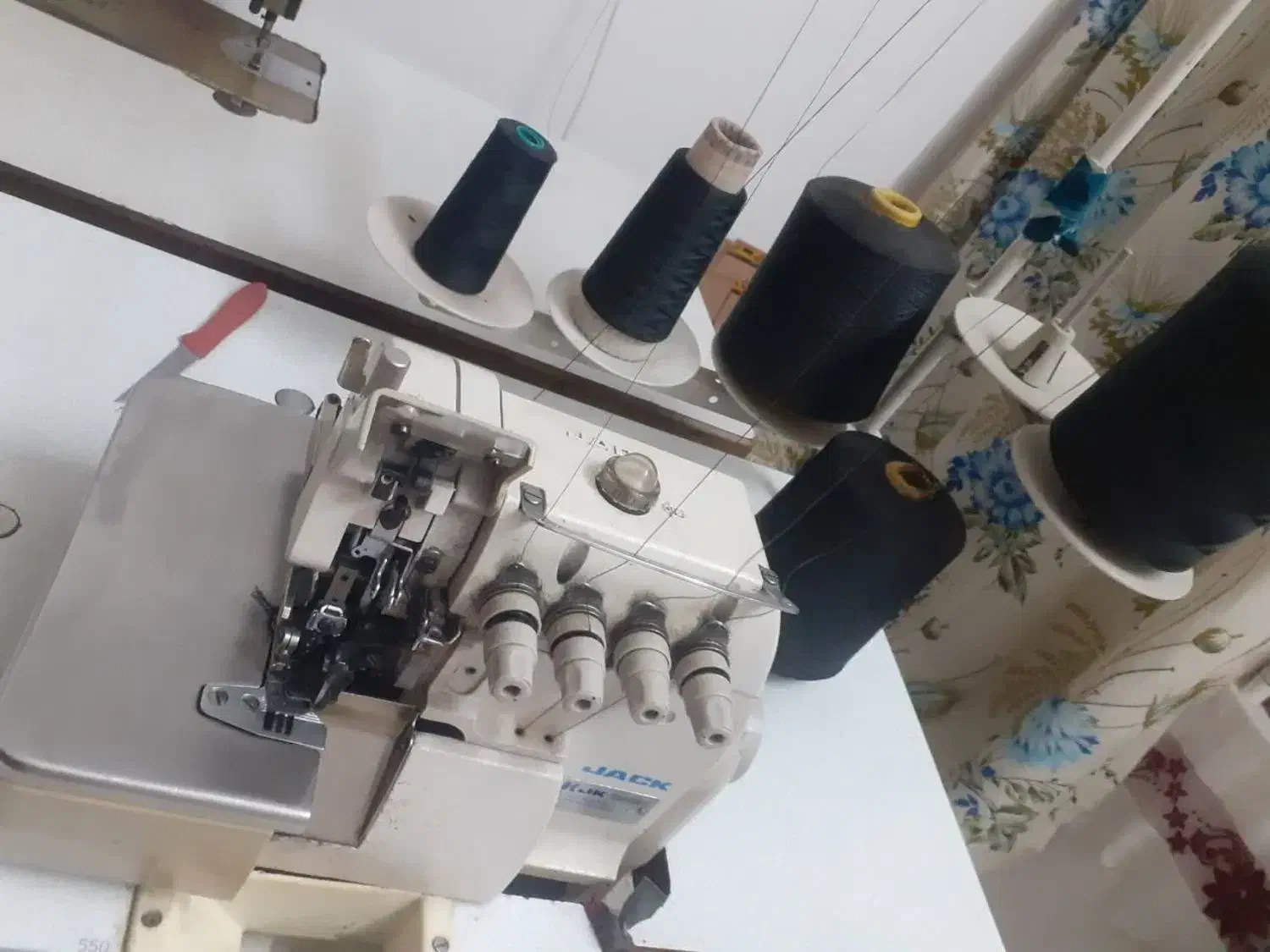 سردوز پنج نخ دینام بزرگ ویک عدد راسته دوز|چرخ خیاطی و ریسندگی|کاشان, کوشک صفی|دیوار