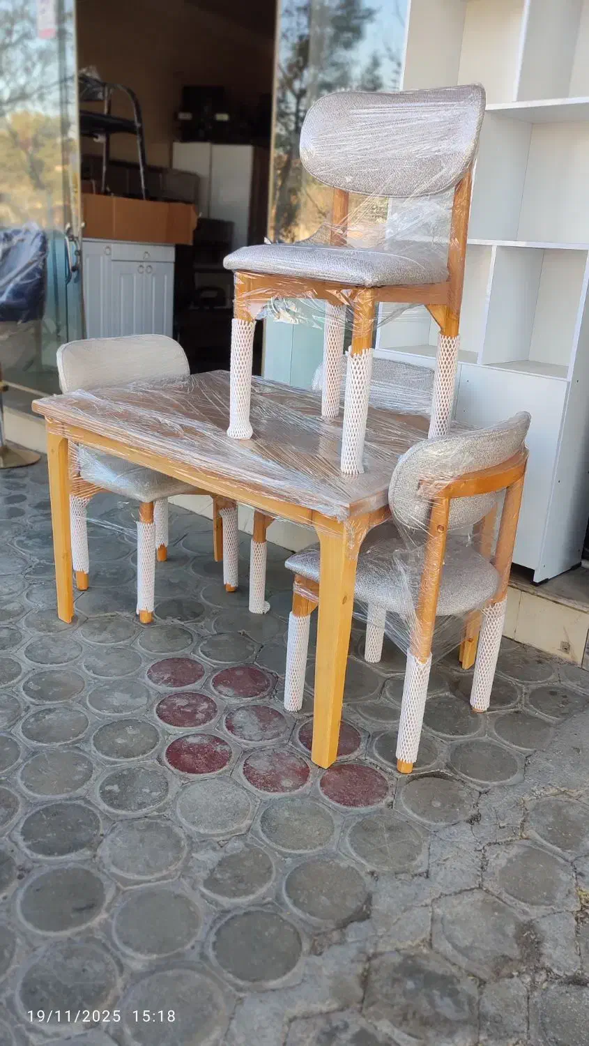 میز ناهار خوری چهار نفره|میز و صندلی غذاخوری|اصفهان, آزادگان|دیوار