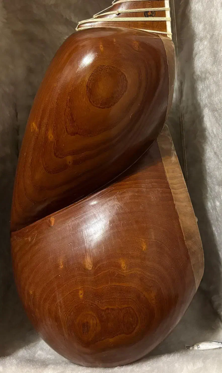 تار یوسف|سازهای سنتی|تهران, میدان ولیعصر|دیوار