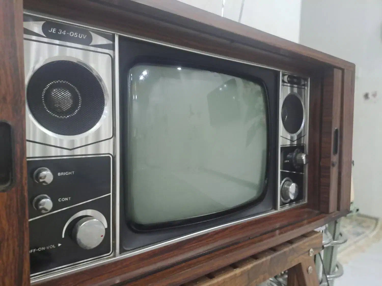 تلوزیون قدیمی|تلویزیون و پروژکتور|ری, علایین|دیوار