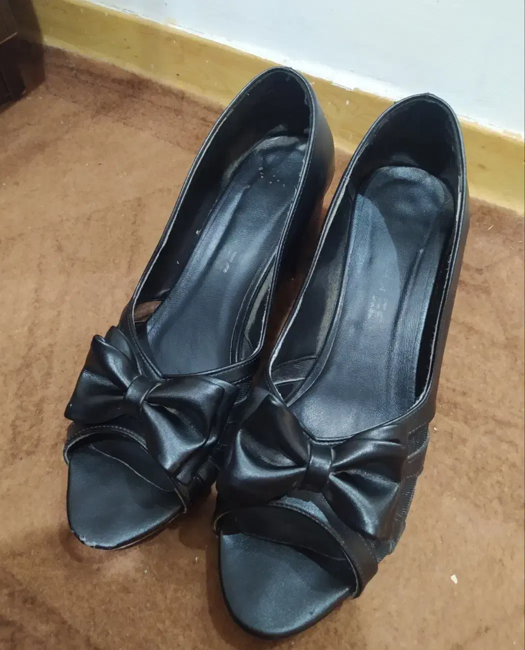 کیف و کفش مجلسی|کیف، کفش، کمربند|کاشان, کوشک صفی|دیوار