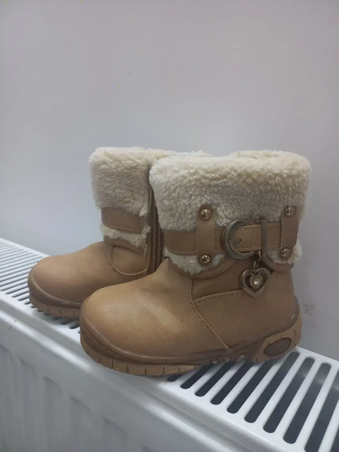 کفش و چکمه دخترونه|کفش و لباس بچه|کاشان, درب اصفهان|دیوار