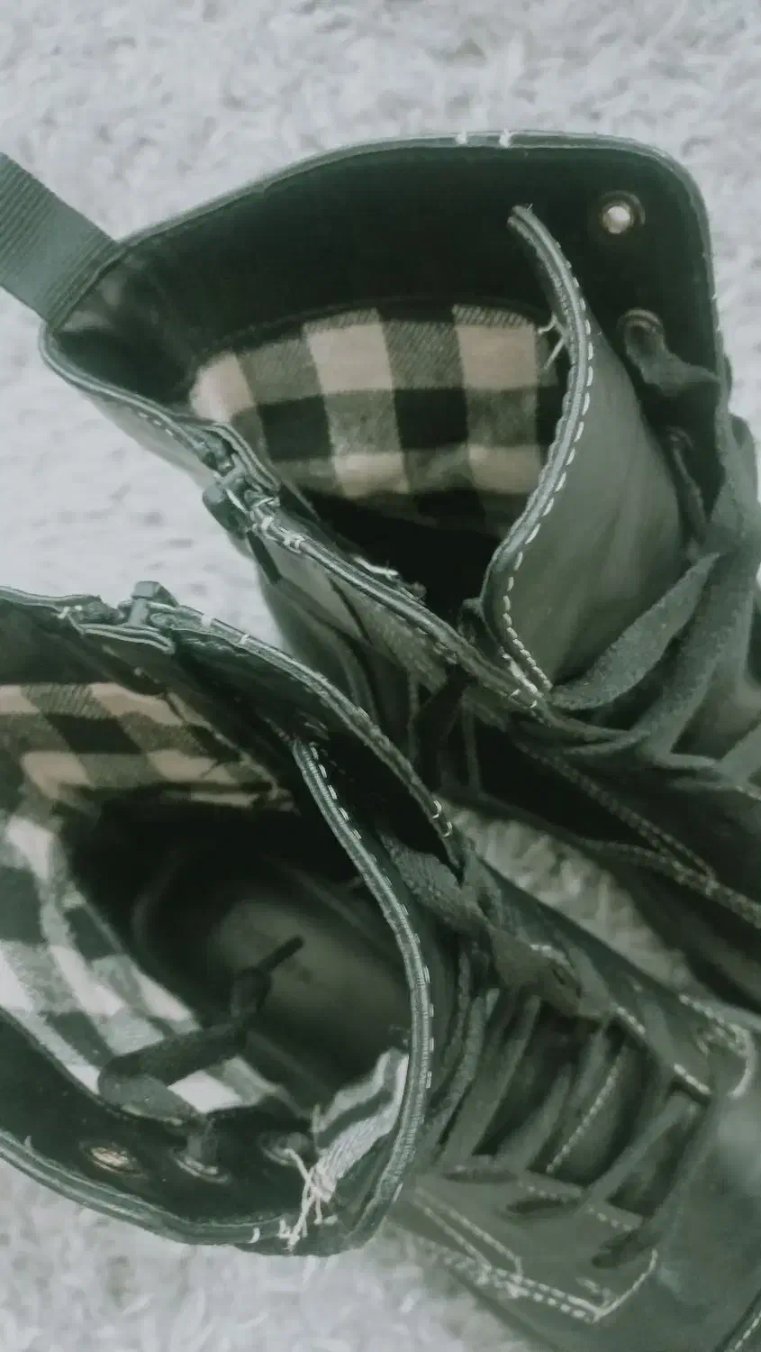 بوت مارک برشکا.|کیف، کفش، کمربند|یاسوج, |دیوار