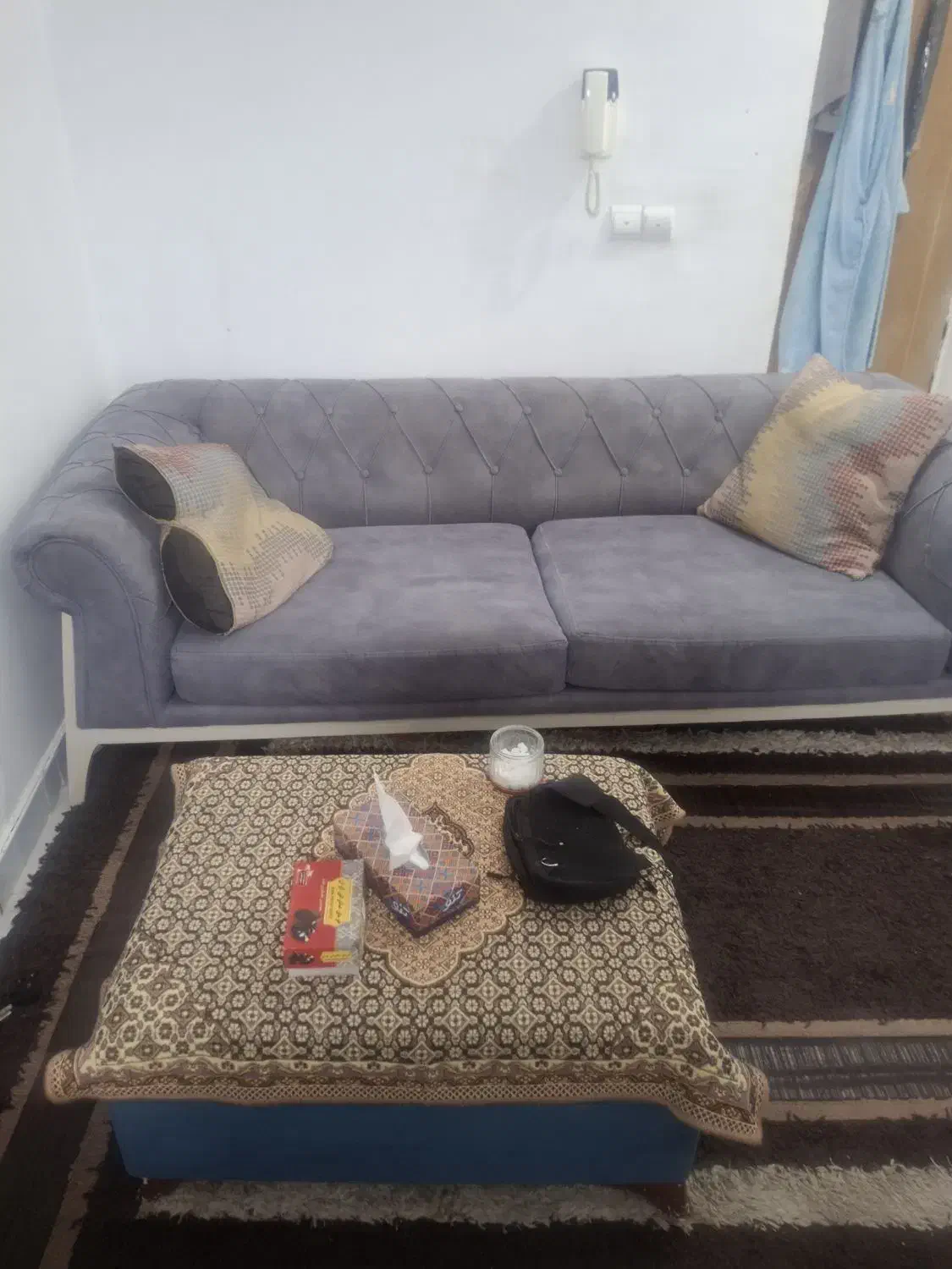 یه مبل چهار نفره چستر و یک مبل تک نفره چستر|مبلمان خانگی و میز عسلی|بومهن, |دیوار