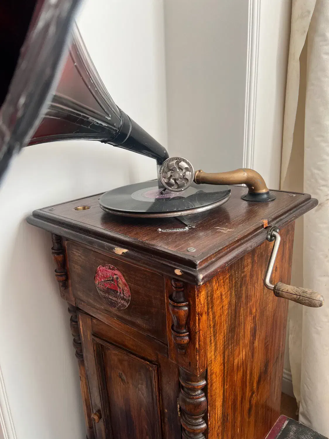 گرامافون قدیمی|کلکسیون اشیاء عتیقه|یزد, |دیوار