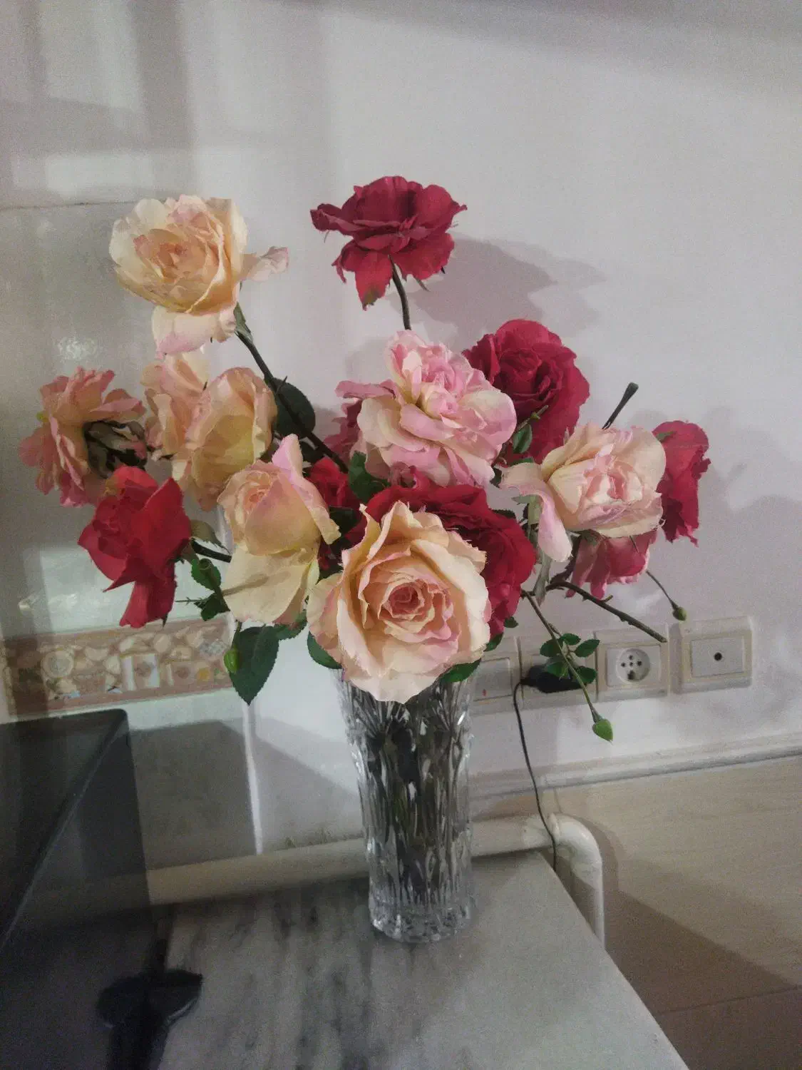 سبد گل گاهی داخل گلدون زیبا|گل مصنوعی|ساوه, |دیوار