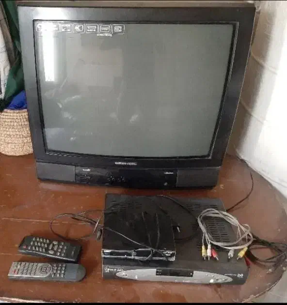 ۳ عدد دستگاه دیجیتال و تلویزیون ۳۲ و گیرنده خارجی|تلویزیون و پروژکتور|اصفهان, خواجه عمید|دیوار