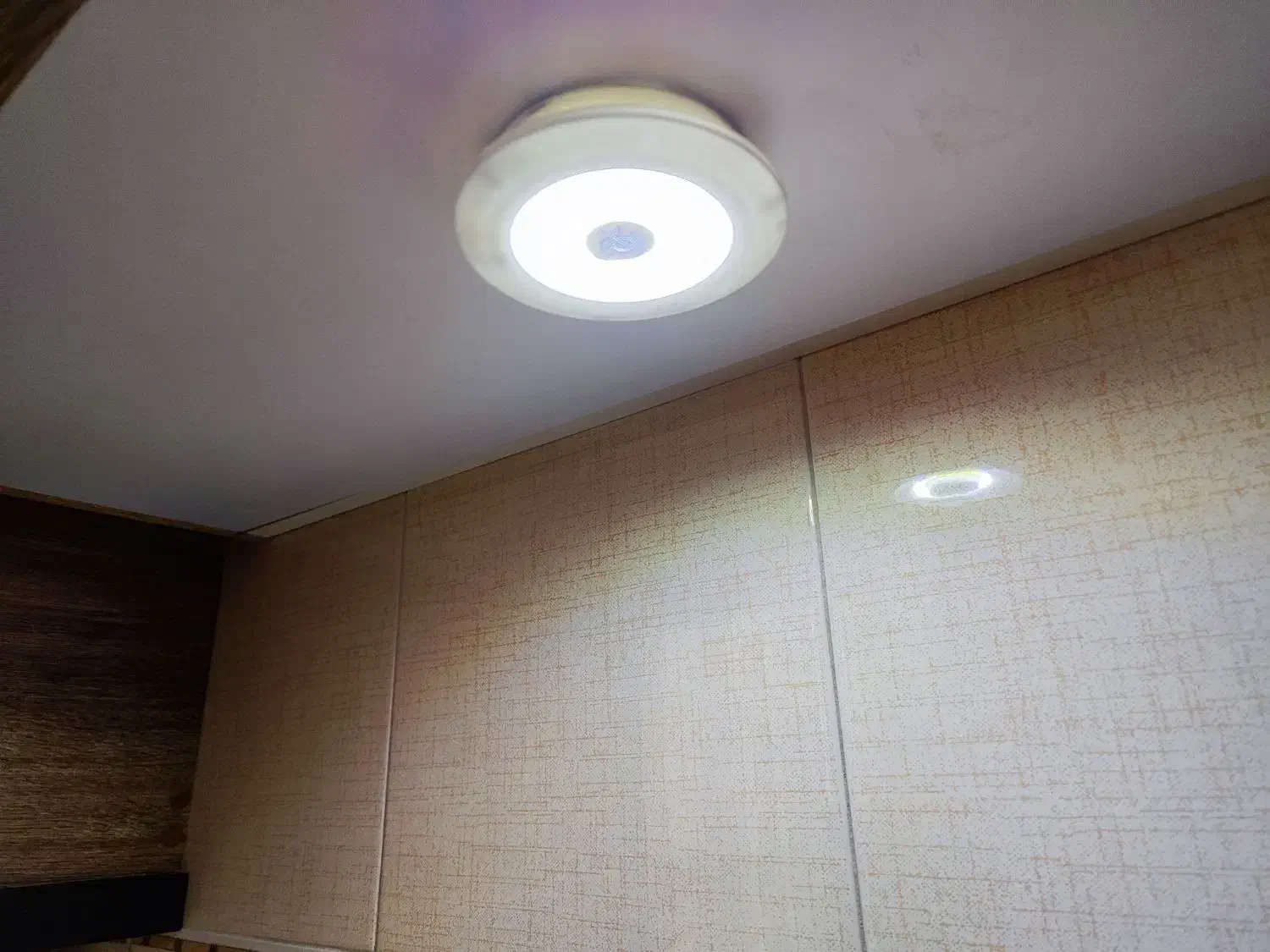 چراغ قوه اضطراری|لامپ و چراغ|دماوند, دماوند|دیوار