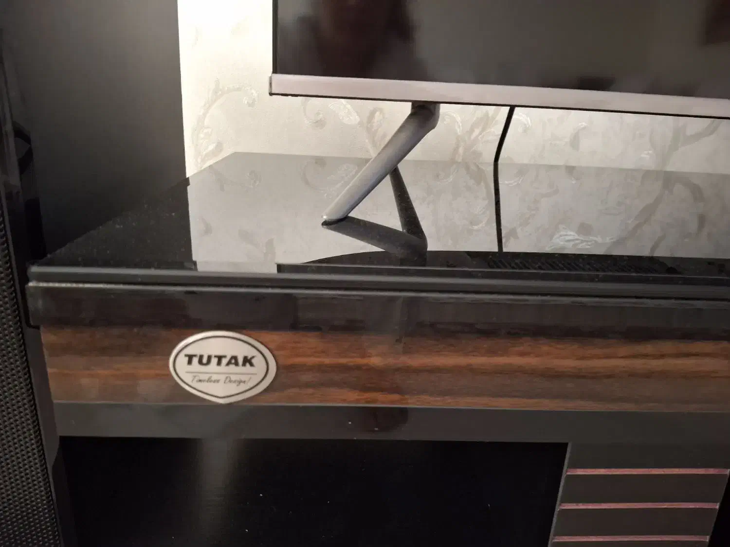 میز تلویزیون|میز تلویزیون|اندیشه, اندیشه فاز ۵|دیوار