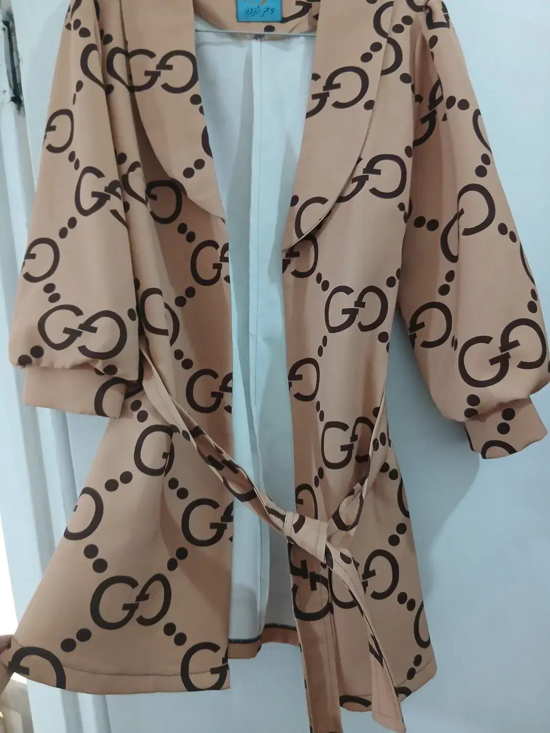 مانتو|لباس|رباطکریم, کیکاور|دیوار