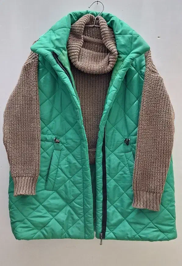 پافر سبز رنگ  بسیار زیبا و کاربردی|لباس|شیروان (خراسان), |دیوار