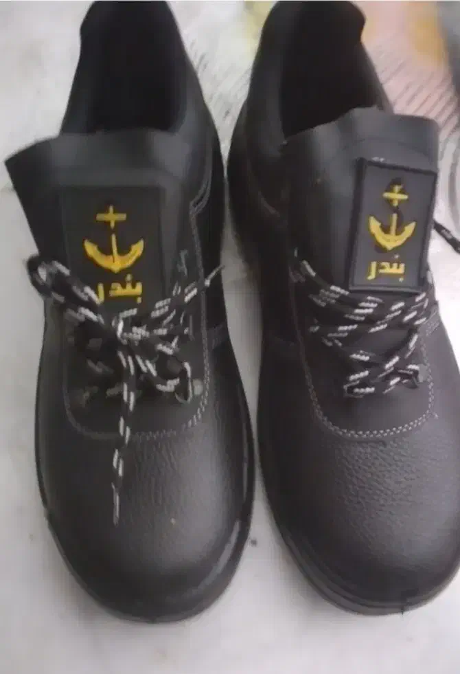 کفش کار  ایمنی|کیف، کفش، کمربند|کردکوی, |دیوار