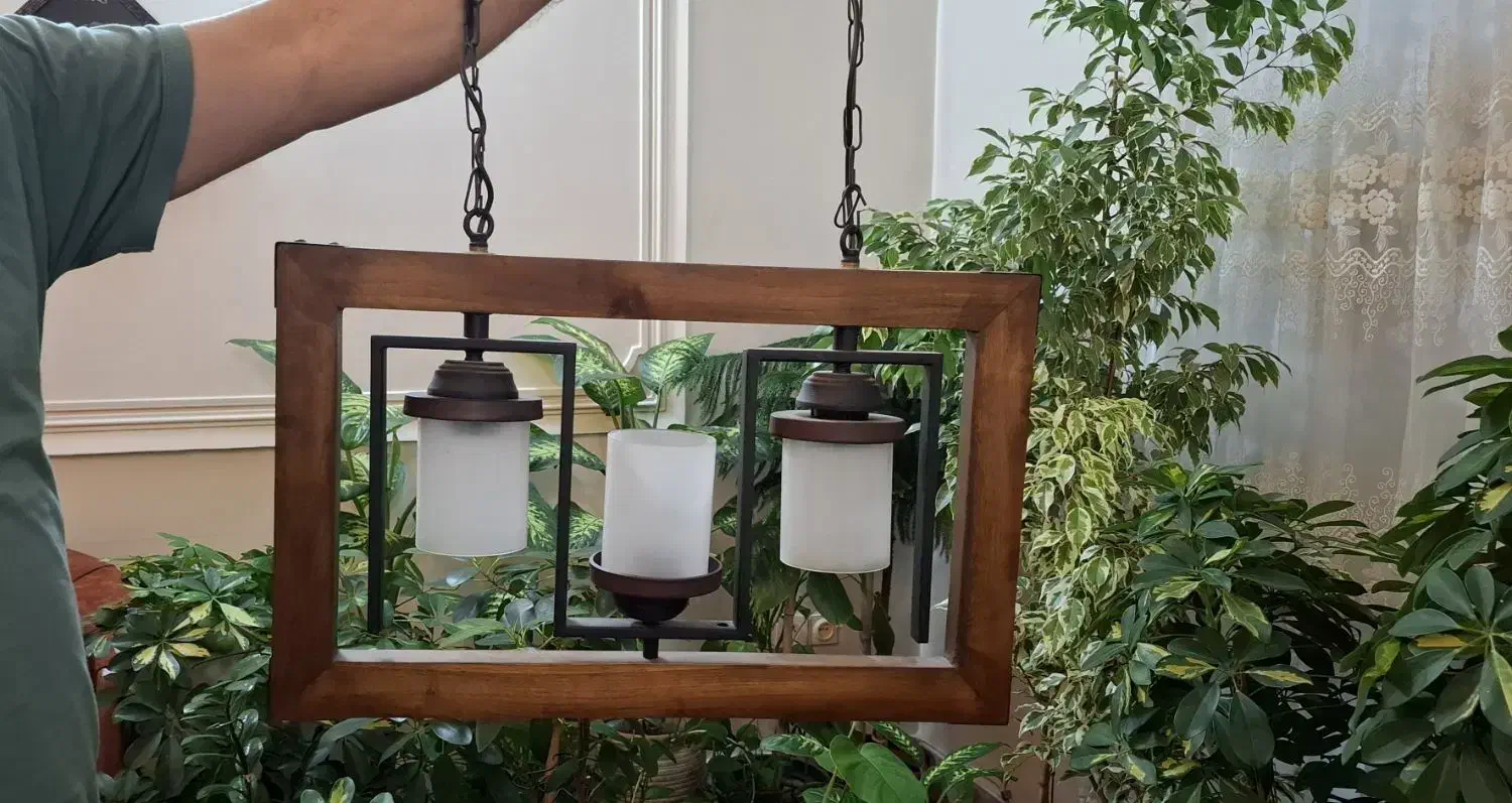 لوستر سه شاخه چوبی و کتابخانه چهار طبقه دردار|لوستر و چراغ آویز|تهران, تهرانپارس شرقی|دیوار