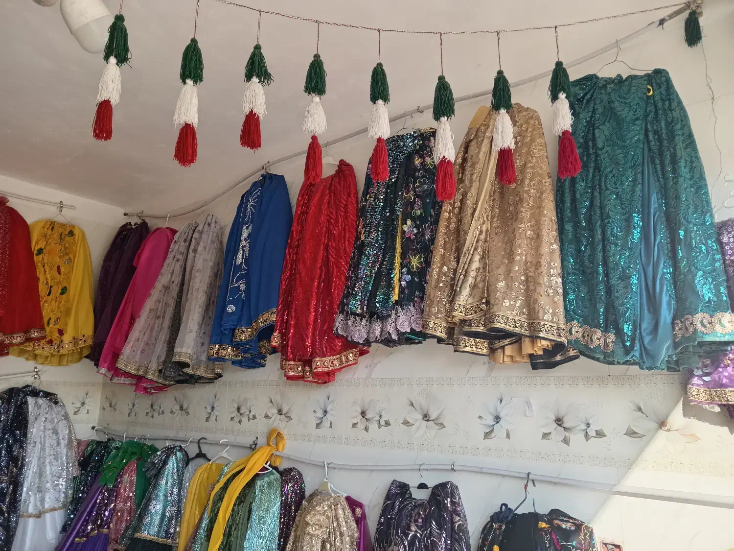 دوخت وتعمیرات کرایه لباس محلی|لباس|مرودشت, کناره|دیوار