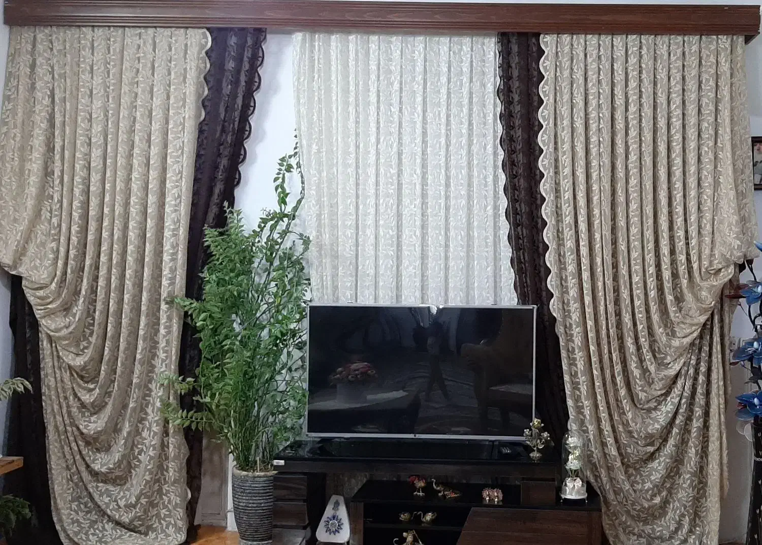 پرده سلطنتی بسیار شیک و میز تلویزیون در حد نو|پرده، رانر، رومیزی|بروجرد, |دیوار