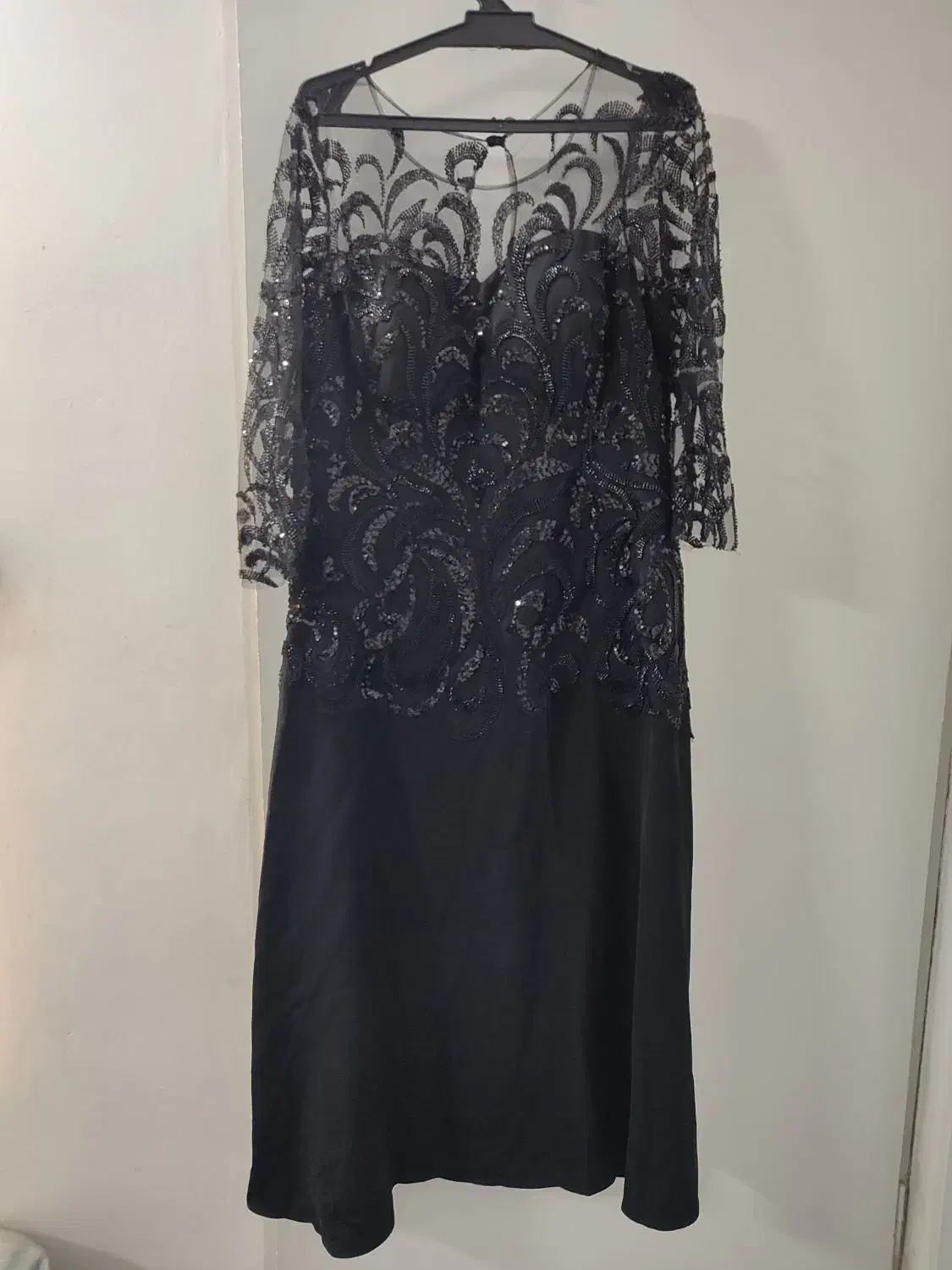 لباس مجلسی|لباس|مشهد, عامل|دیوار