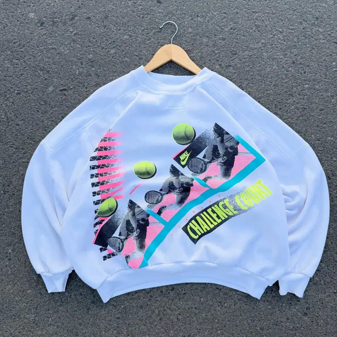 دورس تاناکورا عمدع|لباس|تهران, فلسطین (میدان انقلاب)|دیوار