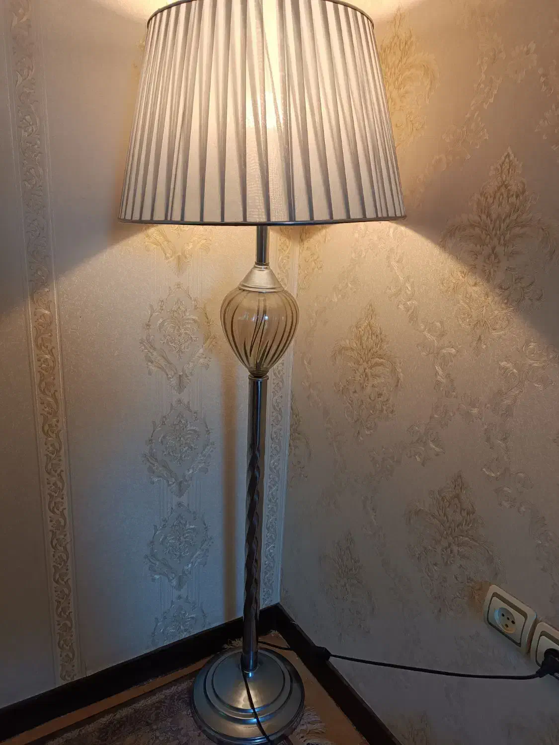 آباژور ایستاده سالم|چراغ خواب و آباژور|کرج, گلشهر|دیوار