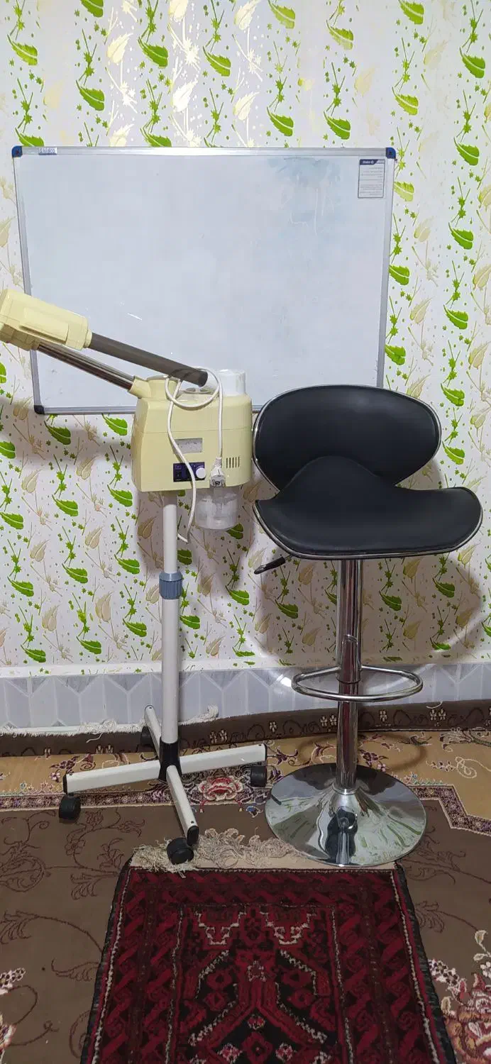 دوعددصندلی پایه استیل ویک عدد دستگاه بخور صورت|آرایشگاه و سالن‌های زیبایی|تربت‌حیدریه, پیشکوه|دیوار