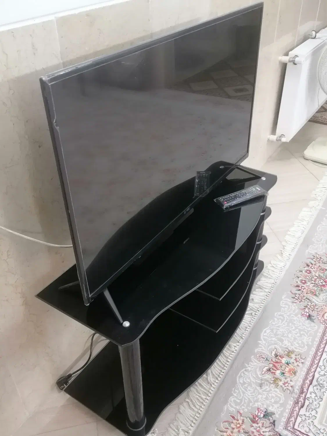 تلویزیون 43 اینچ BLEST و میز تلویزیون|تلویزیون و پروژکتور|میمه, |دیوار