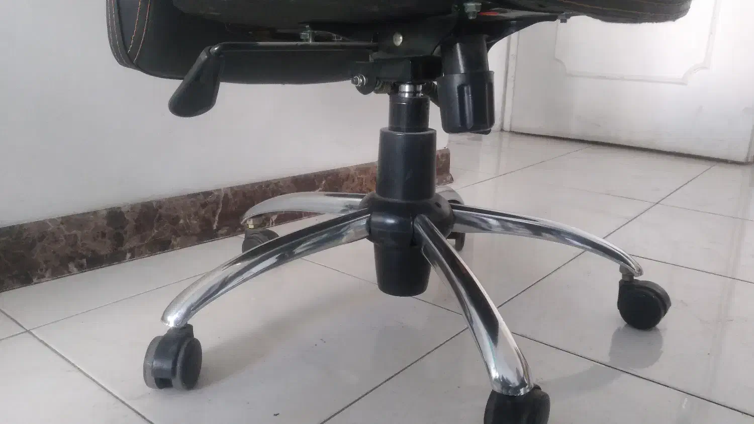 صندلی چرم اداری مشکی|مبلمان اداری|تهران, علم و صنعت|دیوار