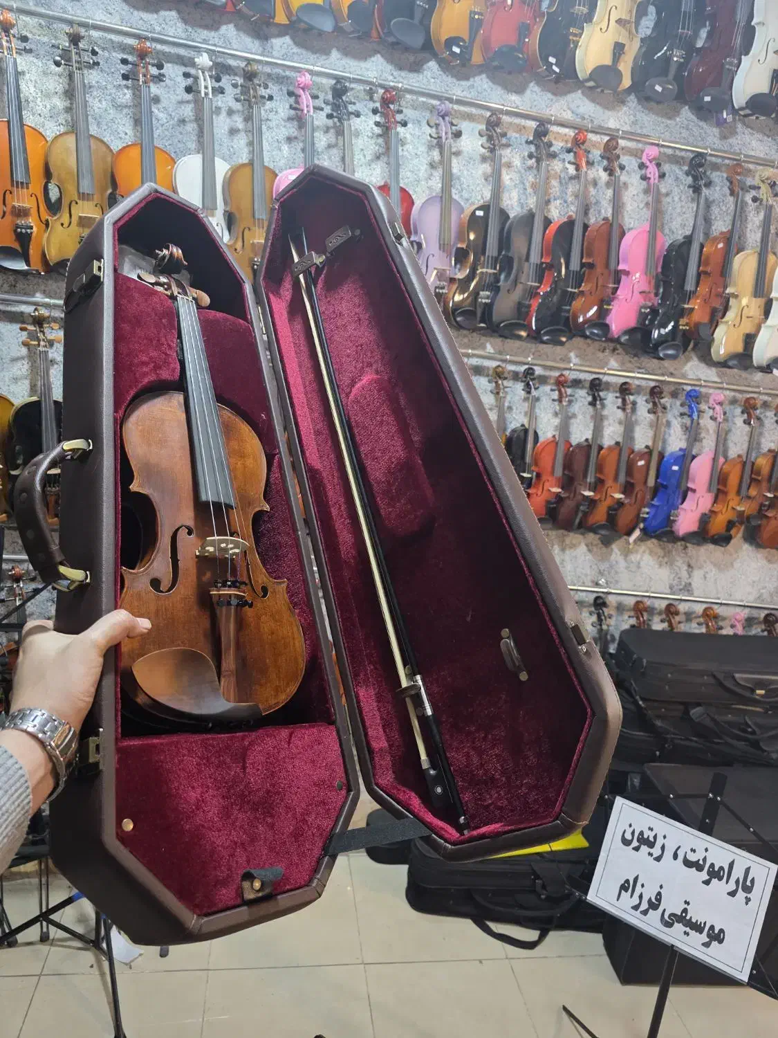 ویولن دست ساز کلانتری(استوک)|ویولن|شیراز, سینما سعدی|دیوار