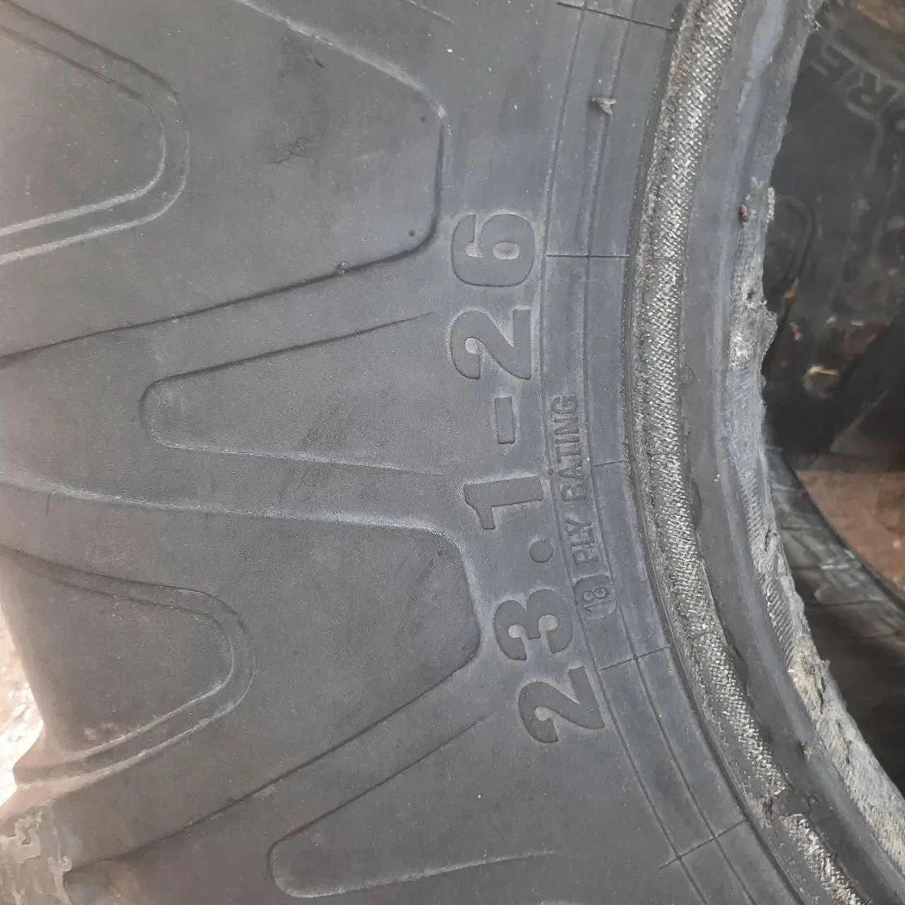 لاستیک  کمباین و چاپر ۶۹۵|قطعات یدکی و لوازم جانبی|رباط‌کریم, رباط‌کریم|دیوار