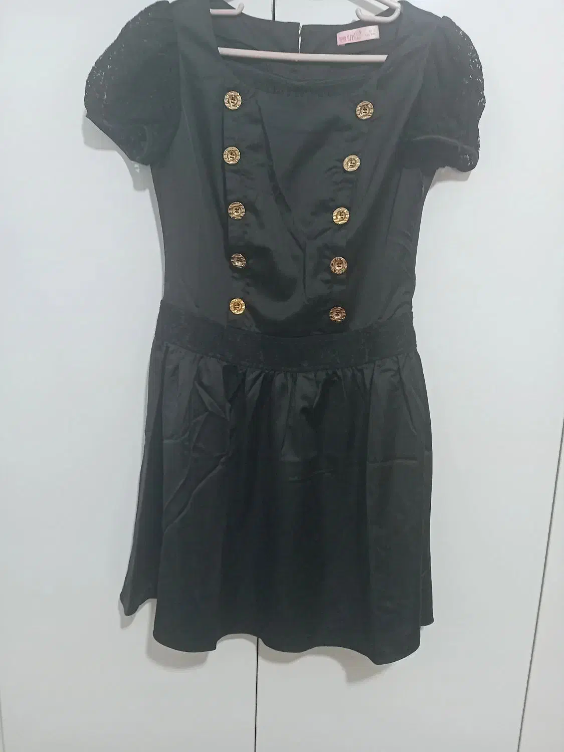 کفش و پیراهن|کیف، کفش، کمربند|تربت جام, میان جام|دیوار