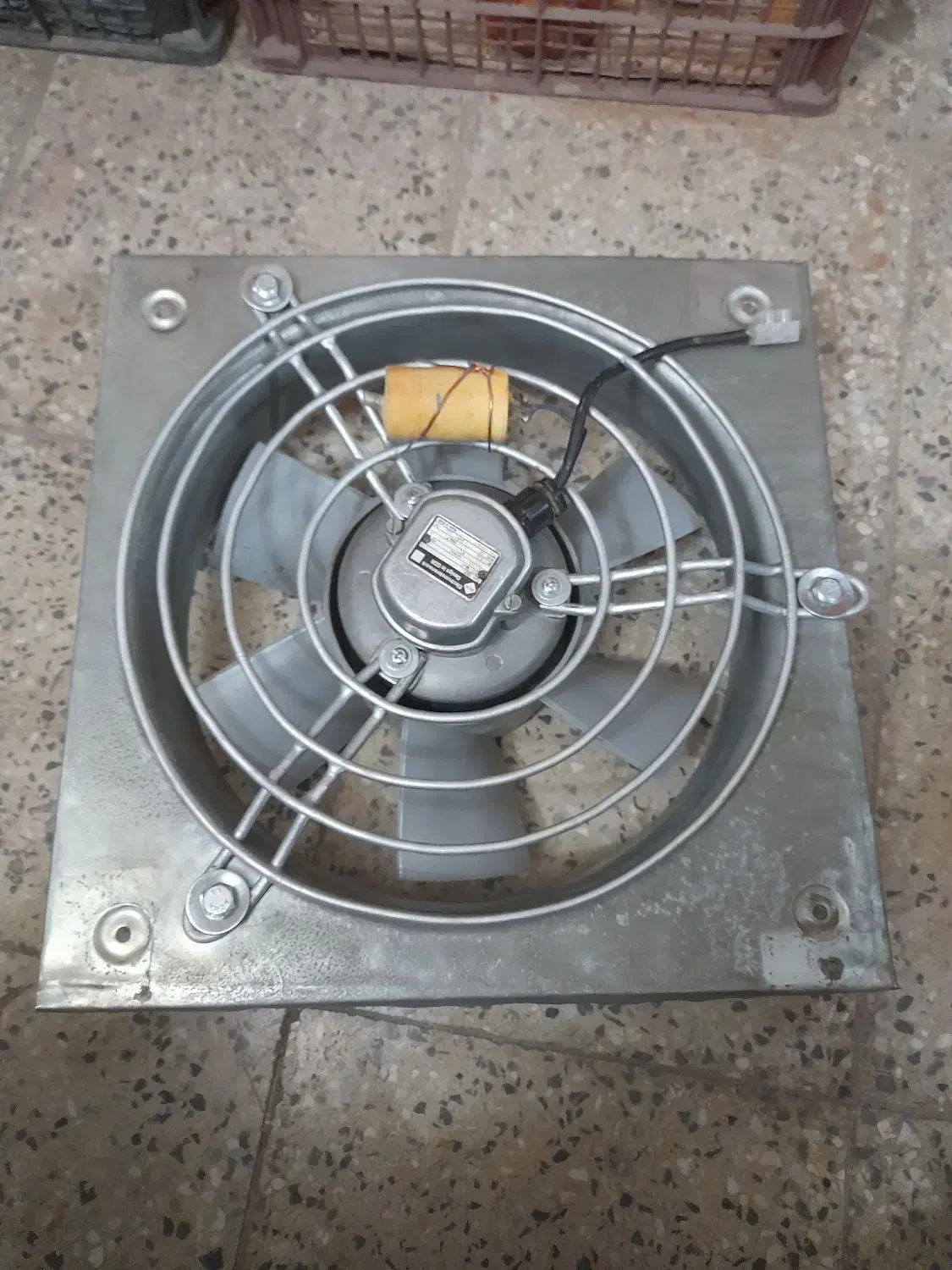 یک عددهواکش|پنکه و تصفیهکنندهٔ هوا|اصفهان, عسگریه|دیوار