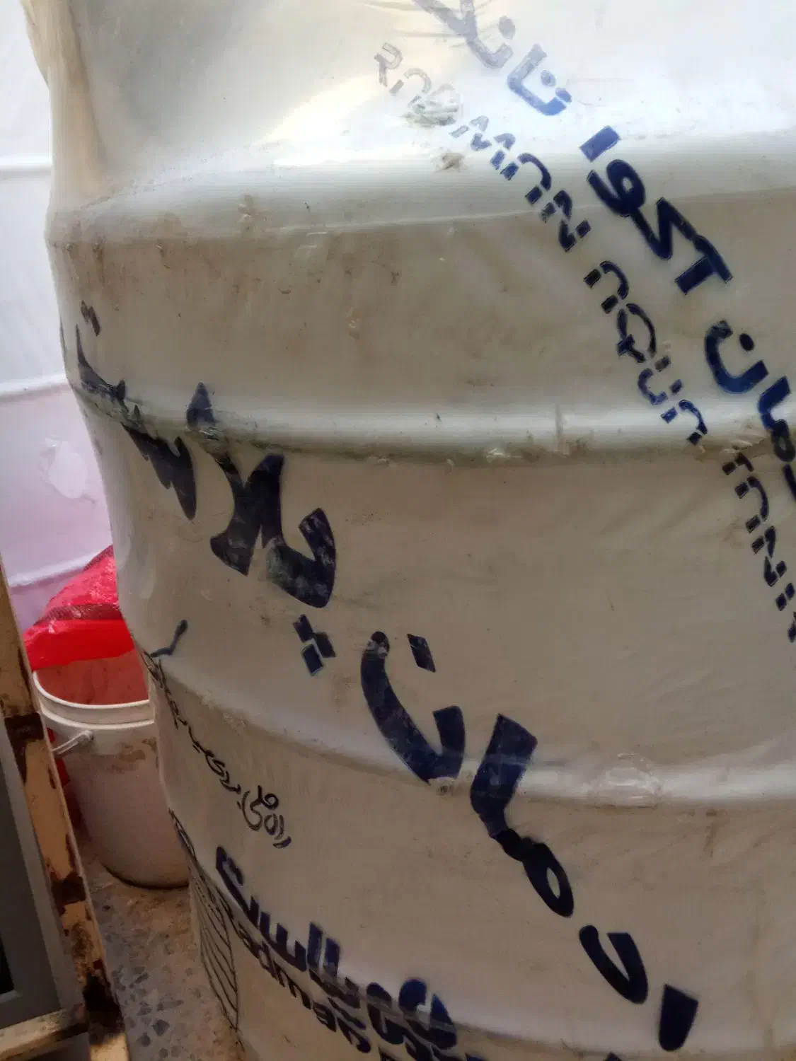 تانک آب|ظروف نگهدارنده، پلاستیکی، یک‌بارمصرف|ابریشم, |دیوار