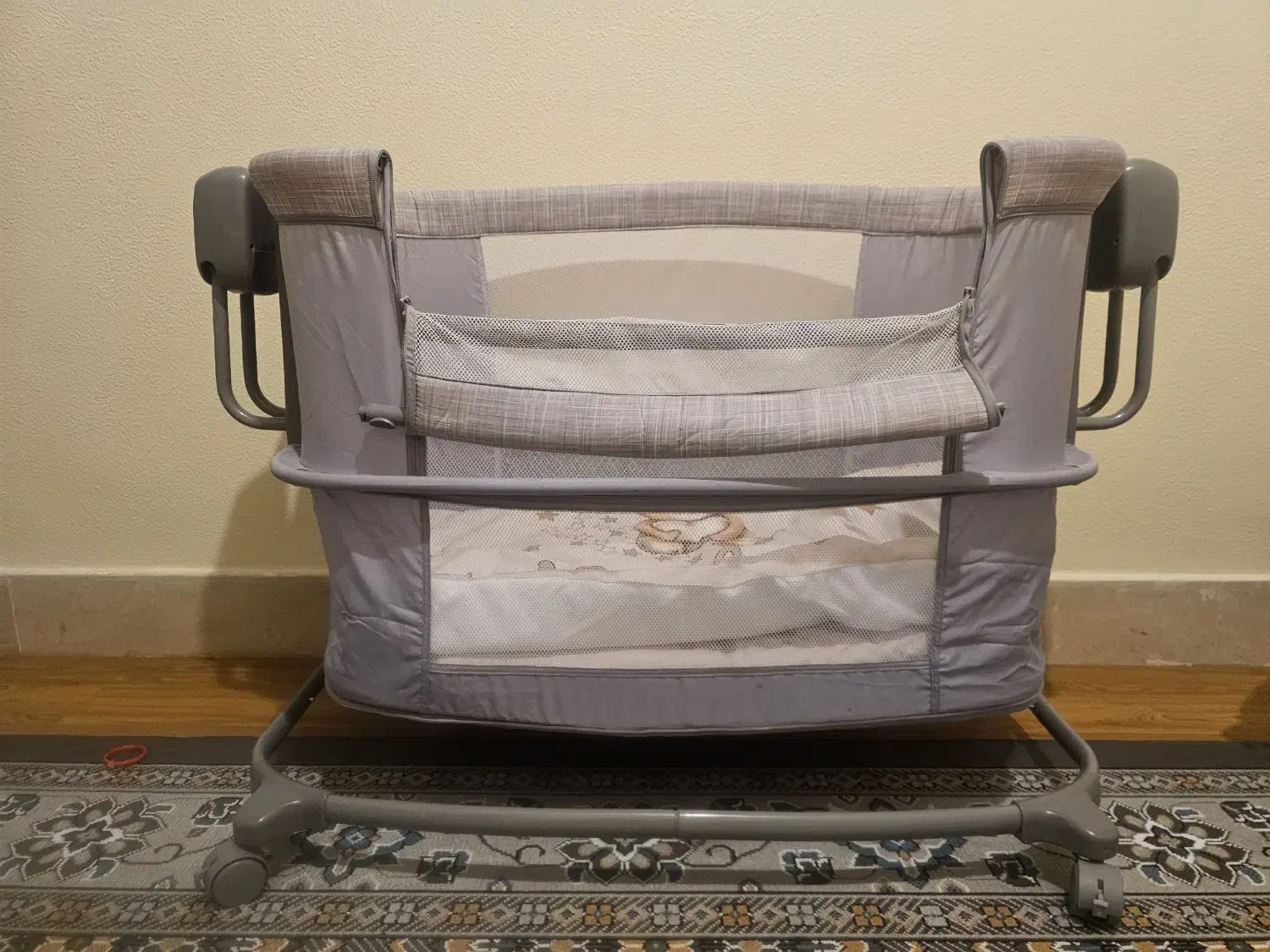 تخت کنار مادر (گهواره برقی )|تخت و صندلی بچه|شاهینشهر, خانه کارگر|دیوار