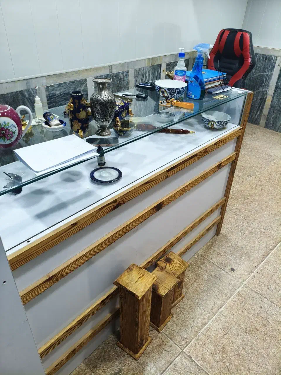 تعدادی چوب ویترین و پیشخوان|بوفه، ویترین، کنسول|بیجار, |دیوار