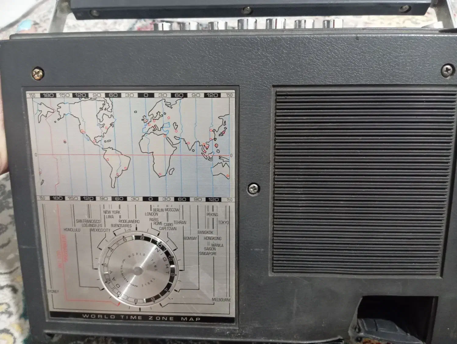 رادیو قدیمی|کلکسیون اشیاء عتیقه|قدس, شهر‌قدس|دیوار