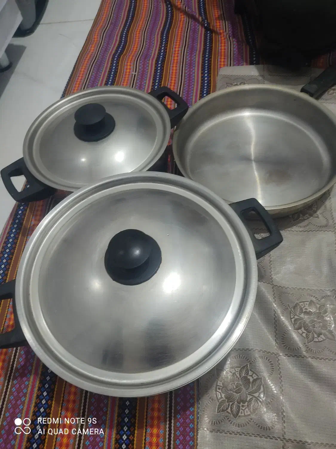 سه عدد قابلمه|ظروف پخت‌وپز|فیرورق, |دیوار